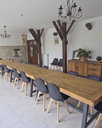Grande salle à manger avec table pour 30 personnes à Entre Nous Family Home