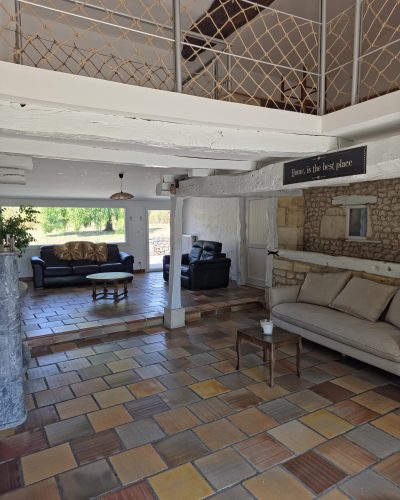 Salon et espace de vie de Entre Nous Family Home