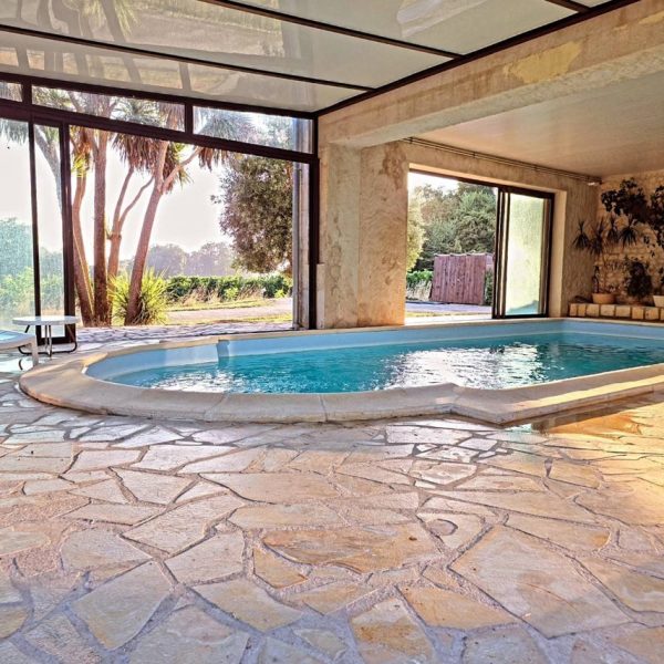 Piscine intérieure chauffée du gîte de groupe 30 personnes