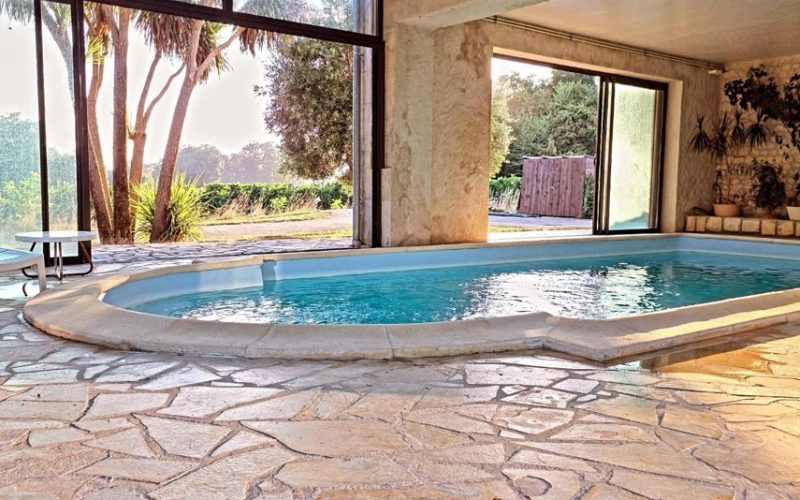 Piscine intérieure chauffée du gîte de groupe 30 personnes