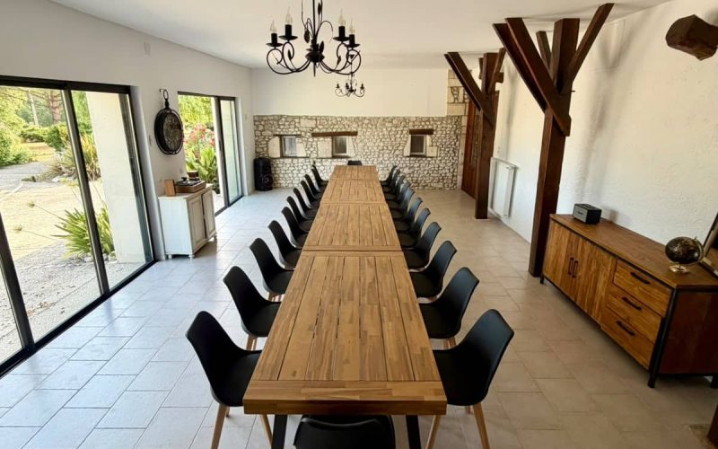 Salle à manger spacieuse pour cousinades et réunion de famille