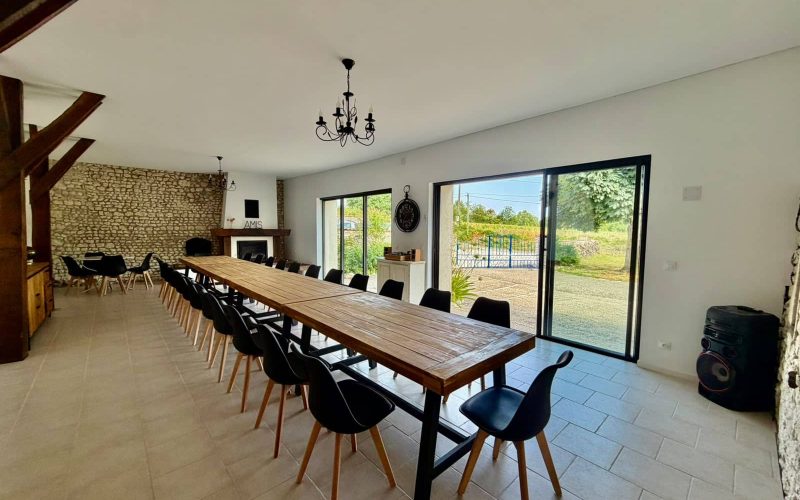 Grande table pour repas de famille et groupes